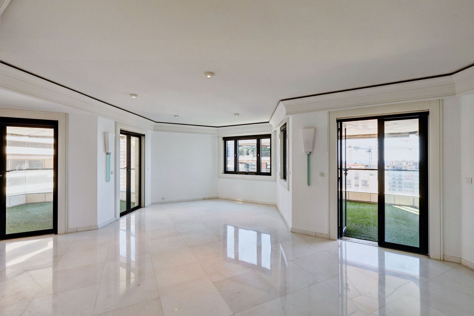 apartment 5 Rooms for sale on MONACO (98000)