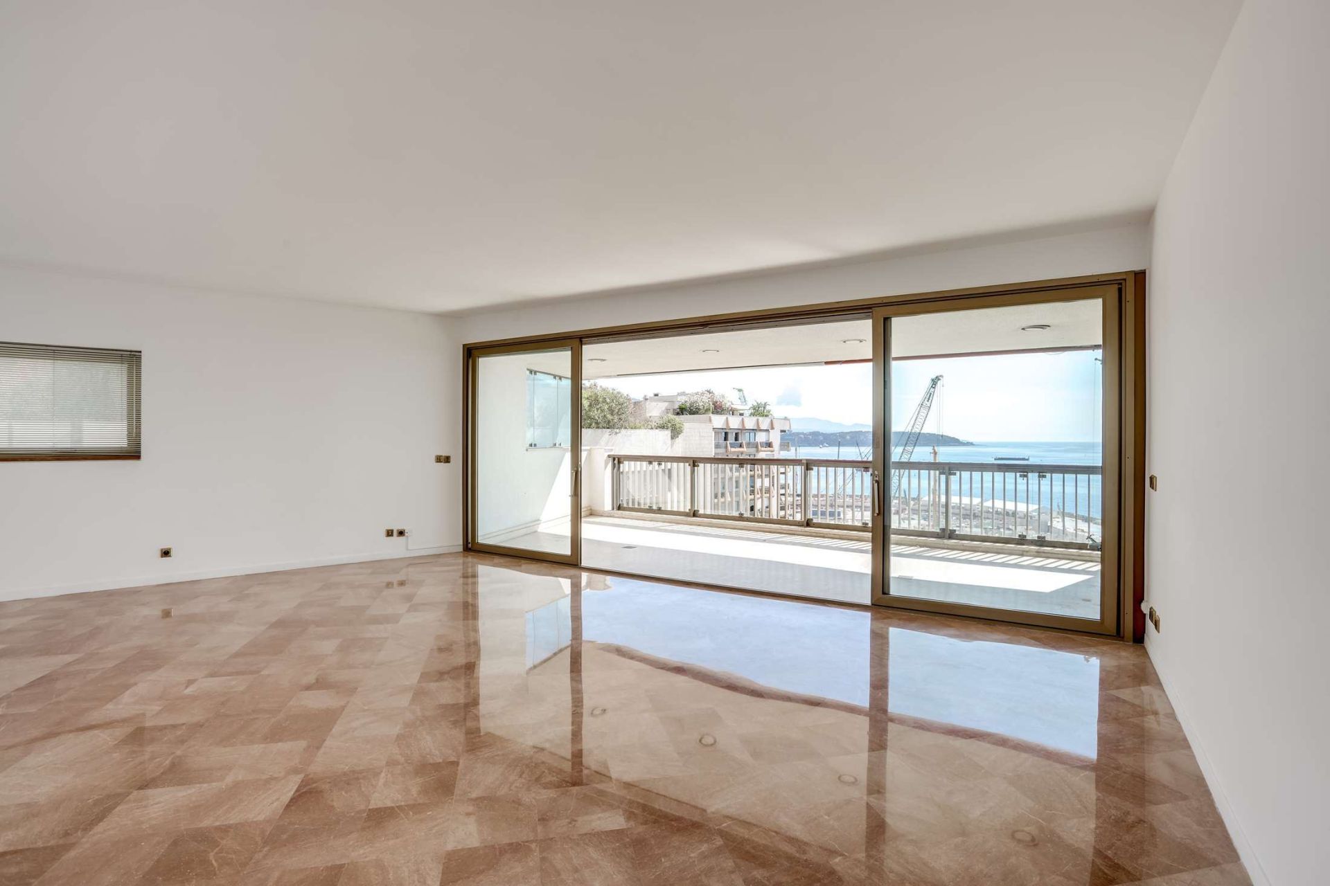 apartment 3 Rooms for rent on MONACO (98000)