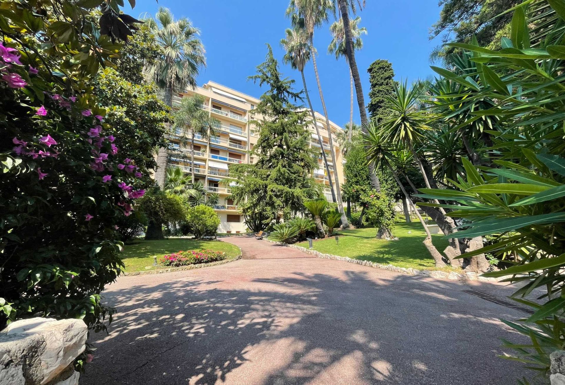 apartment 3 Rooms for sale on MONACO (98000)